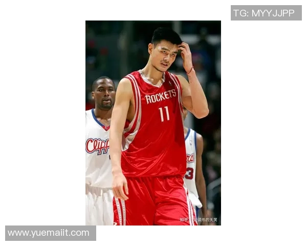 姚明高高跃起精准投篮瞬间展现篮球巨星风采